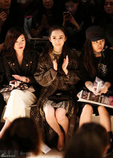 组图：杨幂赶场看秀 造型优雅清新获赞蜕变