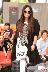 组图：张惠妹藏肉不怕热 全副武装难掩丰腴身材