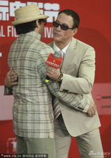 组图：成龙亮相上影节 与尚格云顿20年后再聚