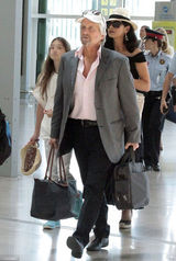 组图：泽塔琼斯与老公出游 黑超掩面贵气依旧