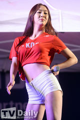 组图：SISTAR等性感热舞 变红魔拉拉队为韩助威