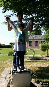 组图：田亮手把手教森碟跳水 女承父业温馨有爱