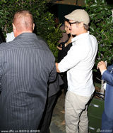 组图：皮特朱莉黑白配情侣装外出 被围堵忙护妻