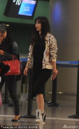 组图：柳岩穿豹纹装现身机场 劳累趴柜台上休息