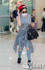 组图：韩团T-ara智妍归韩 机场服饰显身姿