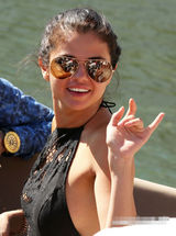 组图：赛琳娜与两猛男出海 镂空露背装遭偷瞄