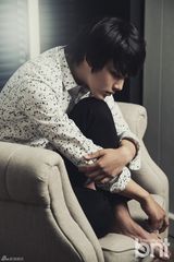 组图：吕珍九清新写真 变身花衬衫轻熟男