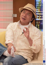 组图：成龙录制《早安英国》 比二卖萌表情多