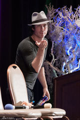 组图：《吸血鬼日记》兄弟争夺香蕉 两帅哥养眼