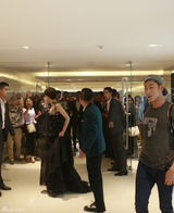 组图：许晴蕾丝裸背亮相活动 场面热烈一度失控