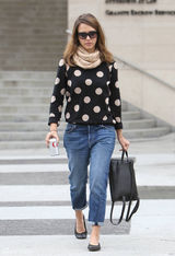 组图：杰西卡-阿尔芭街拍LOOK圆点毛衣搭牛仔裤