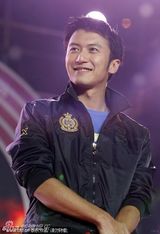 组图：谢霆锋离婚后首亮相 高举“我爱你”手势