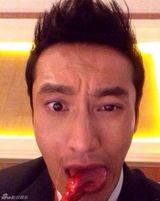 组图：黄晓明获封金鸡影帝 吃小龙虾搞怪庆祝