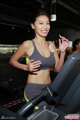 组图：候选港姐跑步抖胸 踏单车俯身秀乳沟