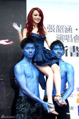 组图：张韶涵化身潘多拉公主 被俩半裸猛男抬起