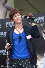 幻灯图集：飞轮海迟到狂迷不减 吴尊惨被摸胸尴尬