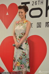 组图：《武士的菜谱》首映 上户彩扔米袋谢观众