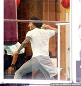 组图：小贝陪儿子练空手道 克鲁兹踹木板身手好