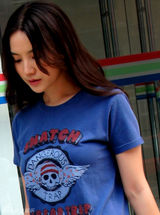 组图：小宋佳中秋“风车”送福 素颜单车快乐做福娃