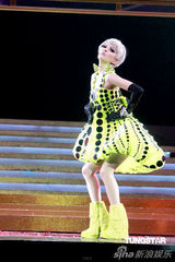 高清图：张韶涵香港演唱会变身精灵造型夸张