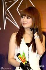 幻灯组图：S.H.E获世博门票 扮女超人澄清单飞传言