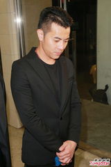 组图：许志安七哥病逝设灵 郑秀文素衣现身送别