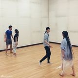 组图：小彩旗清纯演剧版静秋 素颜排练发辫独特