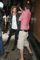 组图：英女星携新欢深夜外出 男友与狗仔起冲突