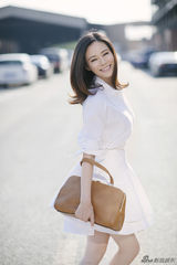 组图：关悦时髦街拍范儿 白裙笑眼传递幸福秘诀