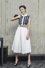 组图：唐艺昕时尚写真 短发女王尽显职业范儿