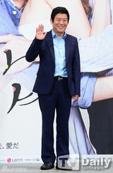 组图：孔孝真腿伤引注目 赵寅成温柔搀扶