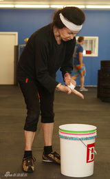 组图：史泰龙92岁母亲健身 筋肉紧实玩吊环举重