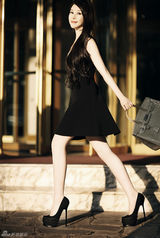 组图：祖海最新街拍写真曝光 红裙娇艳展魅力