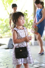 组图：熊爸萌娃集市叫卖 老爸刷脸宝贝卖萌