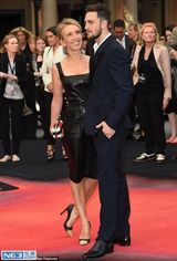 组图：《哥斯拉》男星揽两“妻” 小真老婆24岁