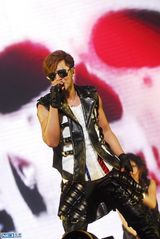 组图：罗志祥上海演唱会 花40万重做演出服