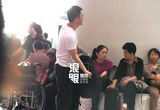 独家：赵普带女儿现身机场出国游 神秘美女相随