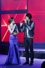 组图：游鸿明手术后首演精彩 遭女歌迷熊抱