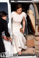 组图：高雅拉修身白裙纯美 秀大片美背清凉