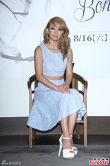 组图：幸田来未露小蛮腰催票 不停鞠躬问好