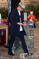 组图：金贤重全黑造型现身机场 壮汉保镖护航