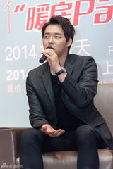 独家：朴有天上海会歌迷 黑衣亮相表情严肃