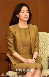 组图：李英爱出席活动 套装尽显优雅高贵