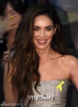 组图：梅根-福克斯韩国宣传 紧捂腿间防走光