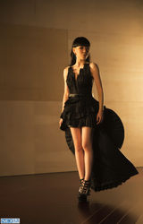 组图：吴莫愁新歌风格变优雅 豪宅中诉伤情