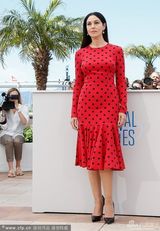 组图：贝鲁奇亮相《奇迹》发布 女神眼袋深显老