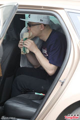 组图：平安现身机场显疲惫 不顾形象狂啃汉堡