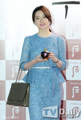 组图：李英爱蓝色印花裙秀曲线 性感不失端庄