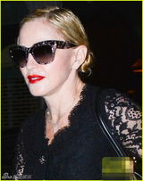 组图：麦当娜涂大红唇深夜现身 着镂空裙秀妩媚