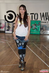 组图：薛凯琪腰患缠身 为个唱咬牙排新舞